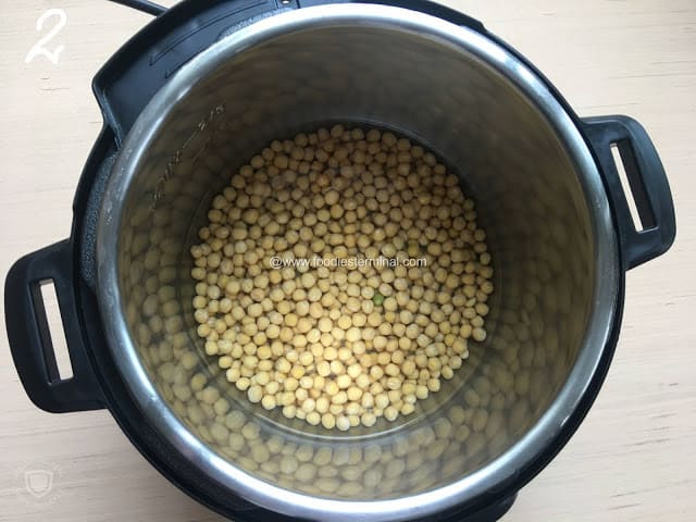 The soaked yellow peas poured in instant pot.
