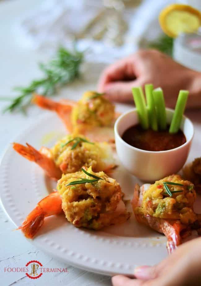 Easy Baked Stuffed Shrimp with Crabmeat & Ritz crackers served on a plate.