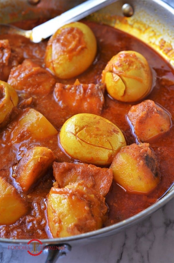 Dimer Dalna (Curry) in a pan.