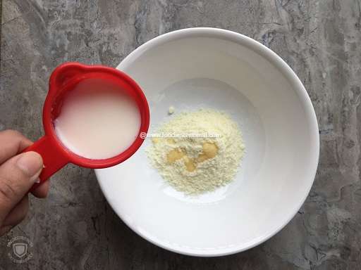 Adding milk to the mawa powder
