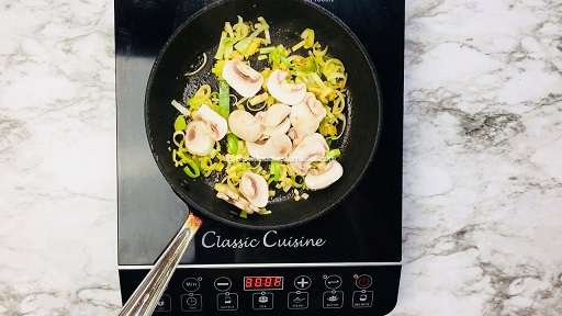 Frying mushrooms with leek 