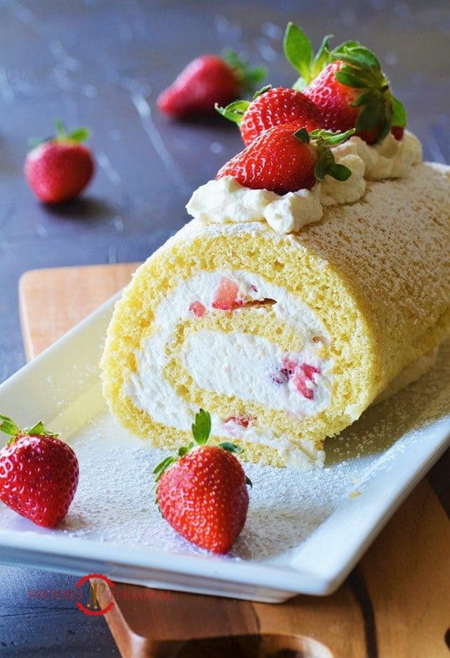 Vanilla Swiss roll cake recipe filled with whipped cream