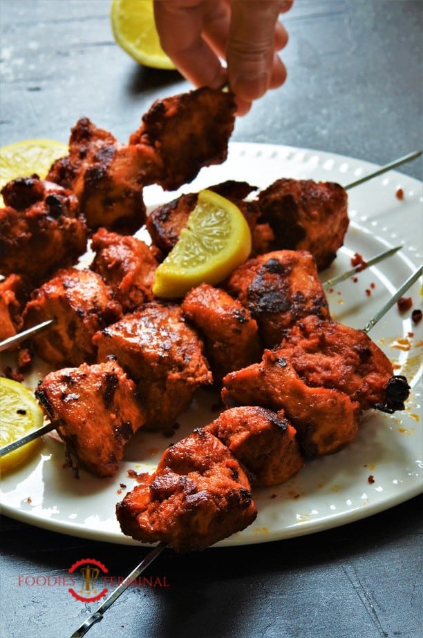 Chicken boti kabab served together with yellow lemon