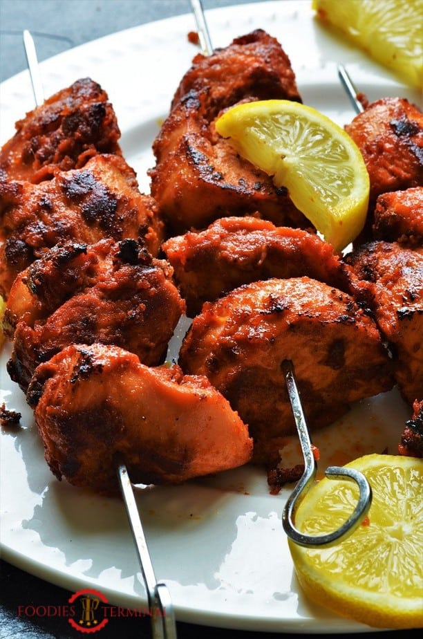 Chicken boti kabab served with lemon pieces