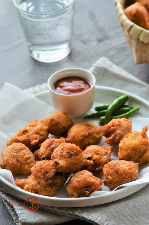 Masoor Dal pakoda served with green chilies & ketchup