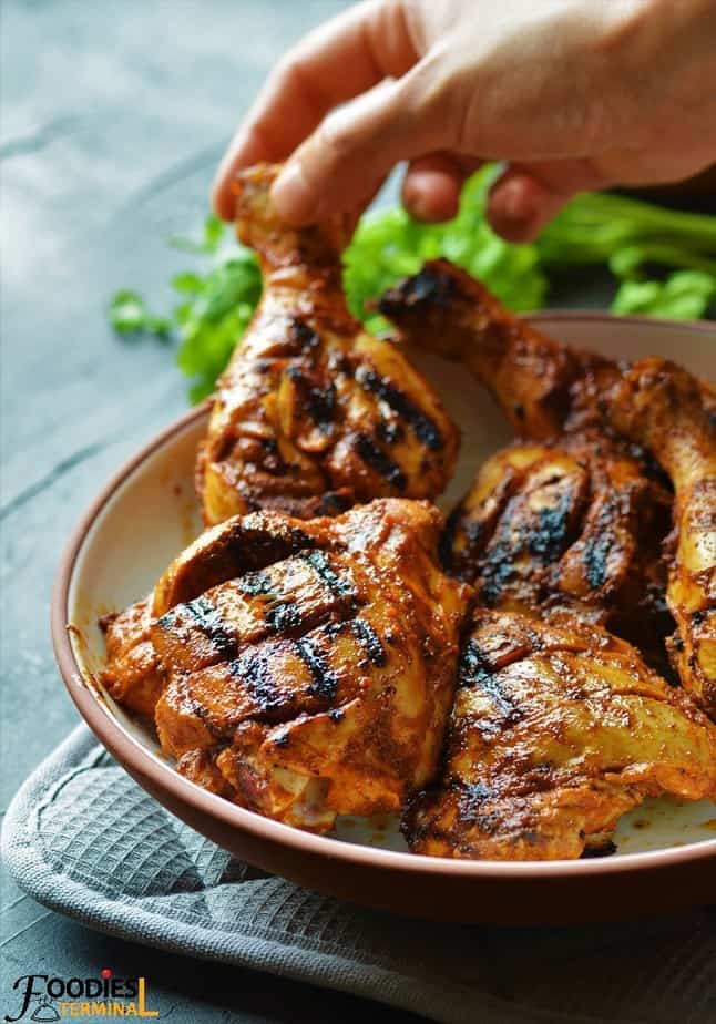 Kurczak Nando's Peri Peri podnoszony z miski's Peri Peri Chicken being lifted from a bowl