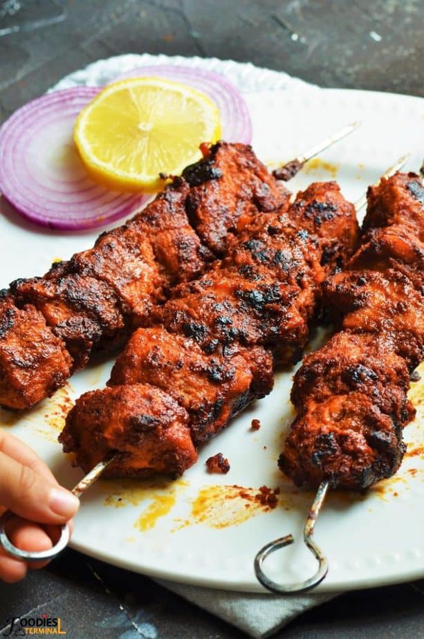 Pollo Angara Kabab servido con limón y cebolla 