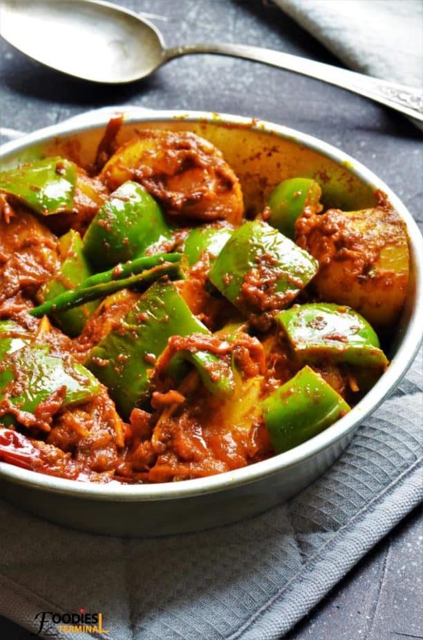 Aloo Capsicum serveras i en aluminiumplatta