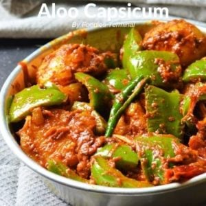 Aloo Capsicum curry uscat într-o placă metalică